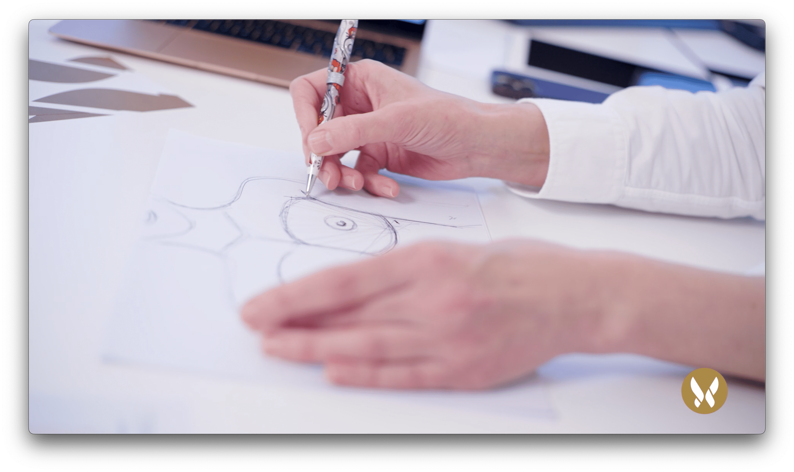 Zeichnung einer Brust mit der Hand