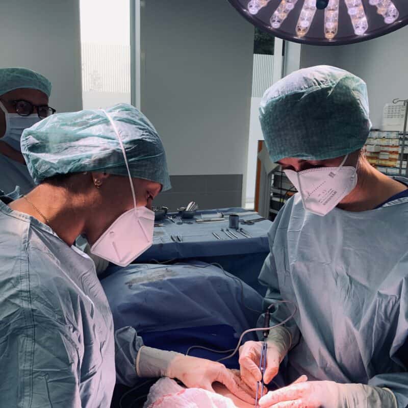 Operationssaal mit zwei Chirurginnen
